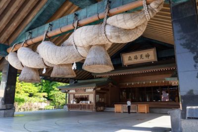 Shimenawa rope at Izumo Taisha shrine in Shimane, Japan. This picture is part of our travel guide.