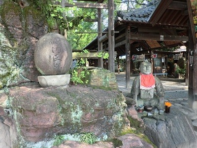 Emon Saburo at pilgrimage temple, Ishiteji