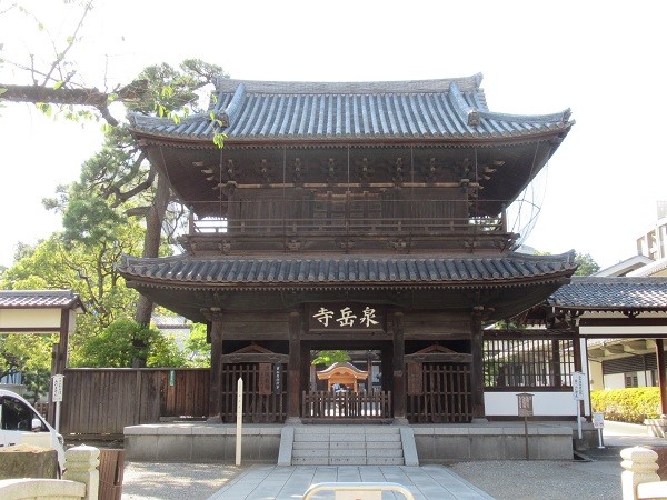 Entrance of the Sengakuji Temple (famous for 47 ronin story) in Tokyo, Japan