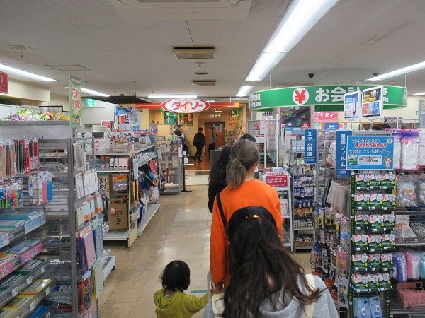 Shopping in Daiso, the 100 yen shop in Japan