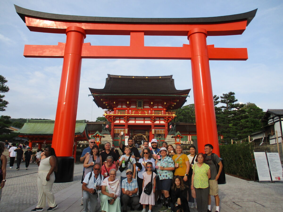 Group photo at Kiyomizu Temple | Japan City Tour | Travel agency in Tokyo kiyomizu dera